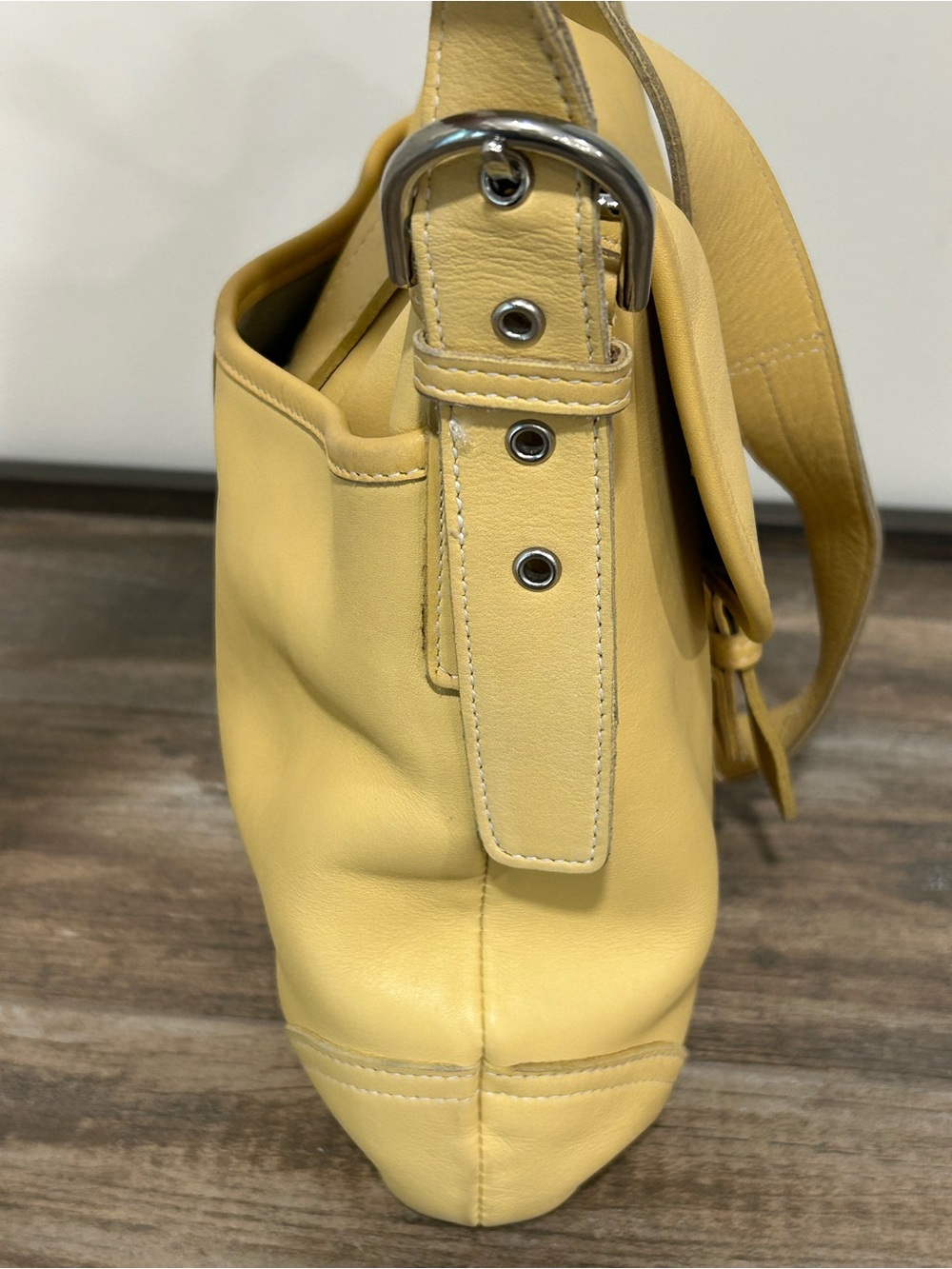 Y2K Coach 9480 Leather Soft Yellow Two-Way Soho Shoulder/Crossbody Bag Buckle - Picture 4 of 13
